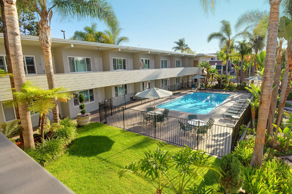 coronado_beach_hotel_pool_day.jpg?time=1634191398